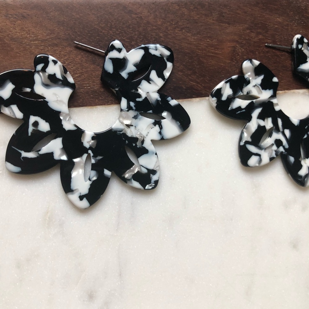 The Mila - Black & White Floral Hoop - Picture 2 of 4